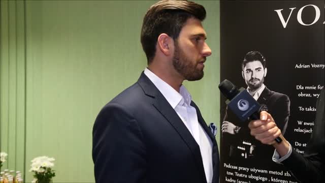 Adrian Wozny na wernisazu wystawy swoich zdjec w siedzibie wytworni filmowej Mus