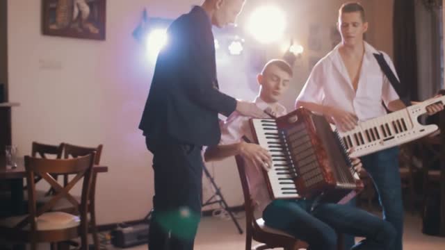 FAVORIT - KRĘCONE LOCZKI - OFFICIAL VIDEO (NOWOŚĆ DISCO POLO)