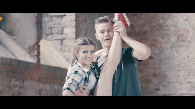 TA PRZEPIĘKNA NASTOLATKA