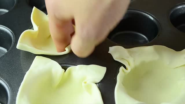 Nadziewane koszyczki z ciasta francuskiego