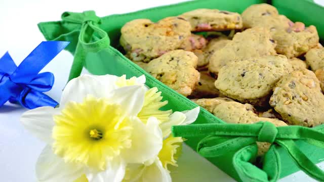 Ciasteczka z czekoladą i cukierkami z orzechami